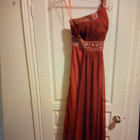 Red Gown - Picture 2 of 3